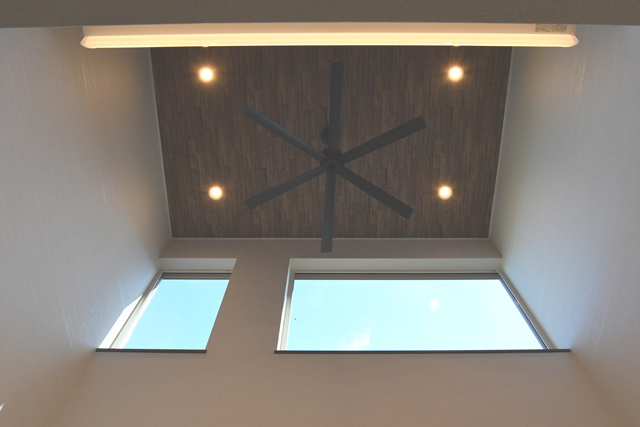 雲の流れを見上げて（吹抜け）