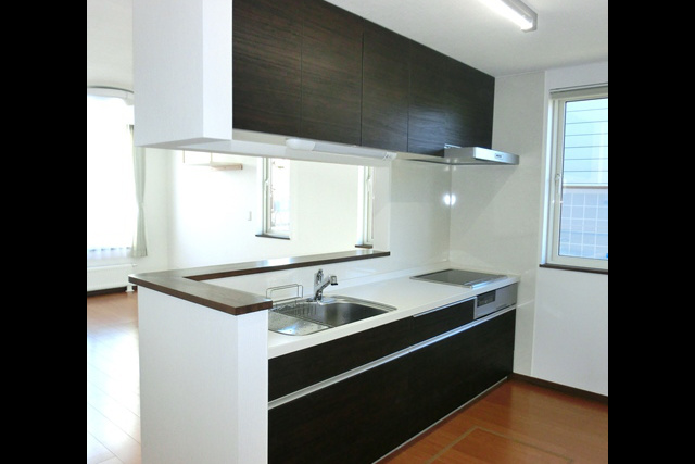 キッチン: 大きな窓からの景色を眺めながら 調理できる対面式キッチン。