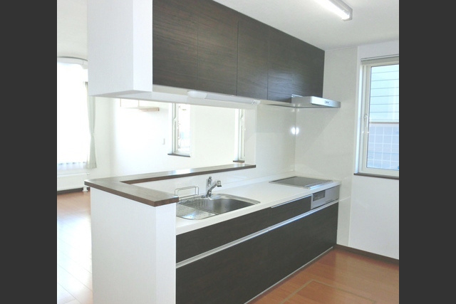 キッチン: 大きな窓からの景色を眺めながら 調理できる対面式キッチン。