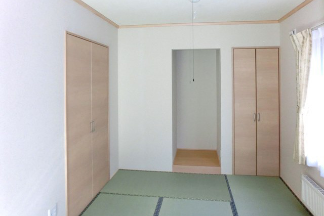 和室２: 二つの和室は引戸で仕切られ、 引戸を開ければ１つの大きなお部屋として 使用出来ます。