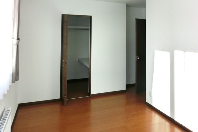 洋室２: それぞれ充分な収納が備えてあるので お部屋をすっきり使えます。