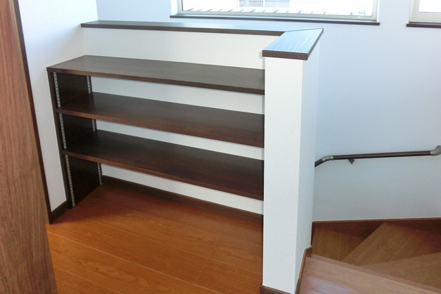 本棚: 階段をあがった２階ホールには 共通の本棚が。