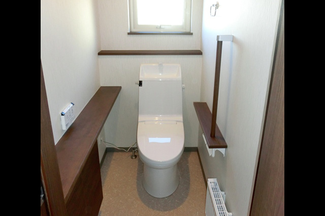 トイレ: 老後も安心して住めるよう、 手すりを取付ました。