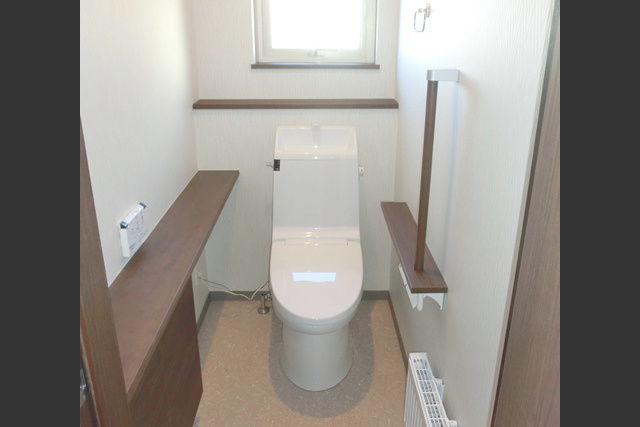 トイレ: 老後も安心して住めるよう、 手すりを取付ました。