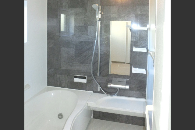 お風呂: モノトーンでシックに まとめたユニットバス。