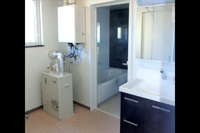 ユーティリティ: 物干スペースも兼ねた脱衣所は 洗濯機から取り出してすぐに干せるので 家事も楽に。