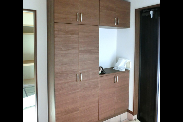 玄関ホール: 家族の靴をたっぷり収納しながらも 季節のしつらえを楽しめる シューズボックス。