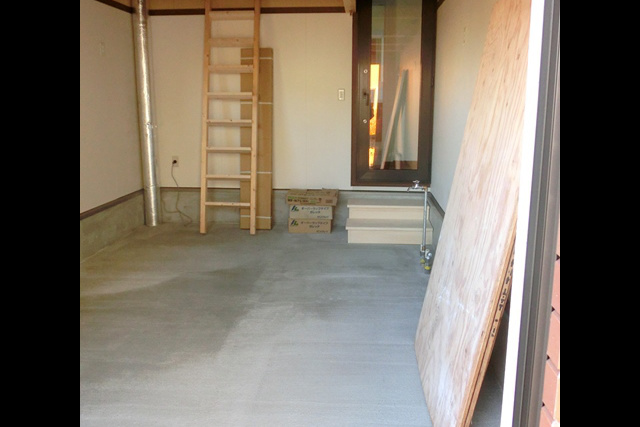 作業場: 作業場の室内からの入口は トイレと脱衣所のすぐ近くに。 天井裏にはたっぷりの収納も。