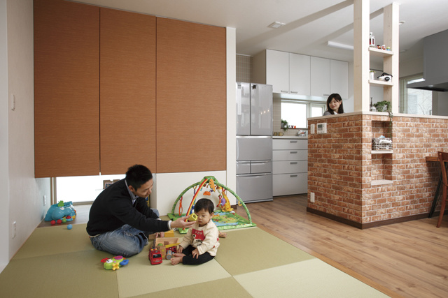 畳スペース： ユーティリティとキッチンの間に 畳スペースを設け、 家事をしながらお子さんと 遊べるスペースに。