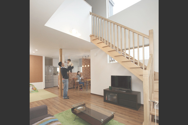 リビング： 吹抜けに階段を設けることで 家族のコミュニケーションに配慮し 「家族のつながり」を感じるリビング。