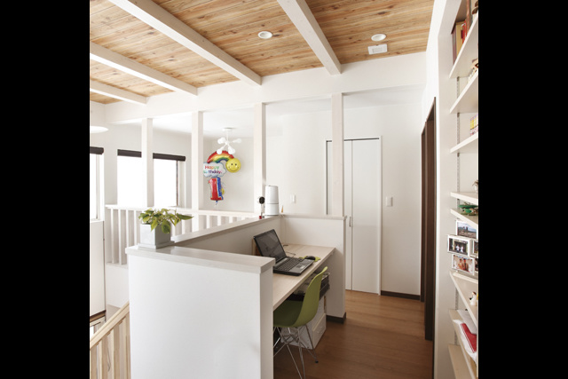 書斎： ２階ホールに本棚とカウンターを設けて 書斎に。 お子さんのスタディスペースや パソコンスペース等多目的に活用できます。