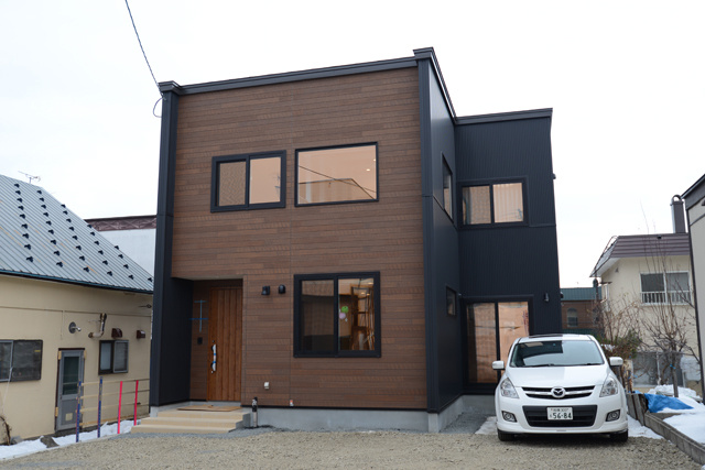 外観： 黒の金属サイディングとウッドの組合せで かっこよく仕上げた外観。