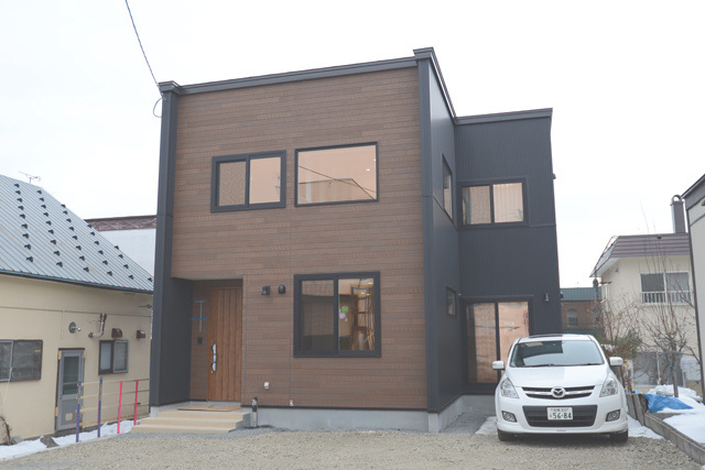 外観： 黒の金属サイディングとウッドの組合せで かっこよく仕上げた外観。