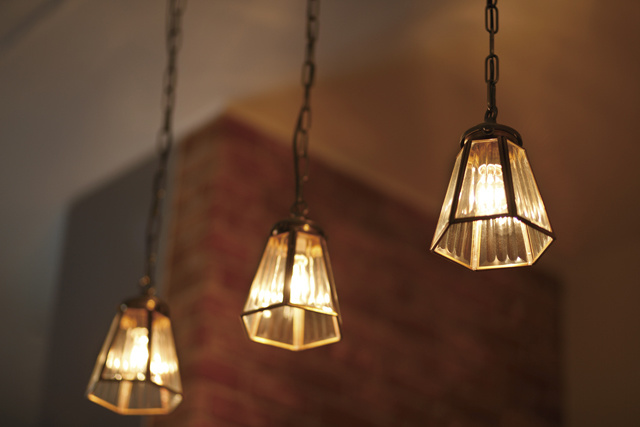 照明: どことなくレトロな ダイニングのガラス照明。