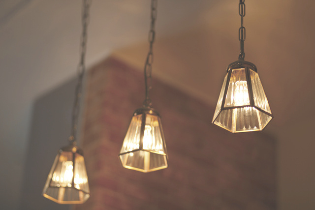 照明: どことなくレトロな ダイニングのガラス照明。