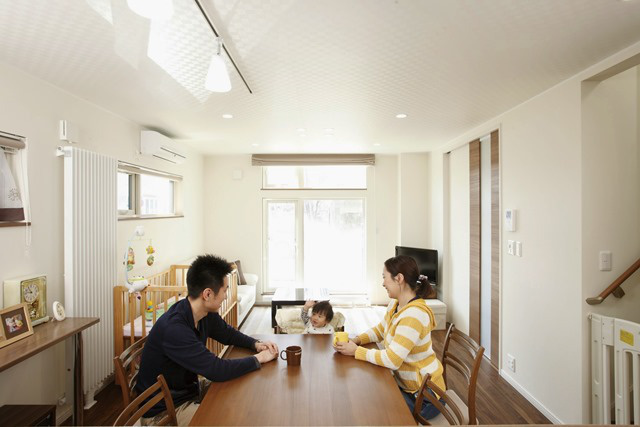 ダイニング： 南側の大きな窓からは 暖かな日差しがそそぎ、 日中は冬でも暖房いらず。