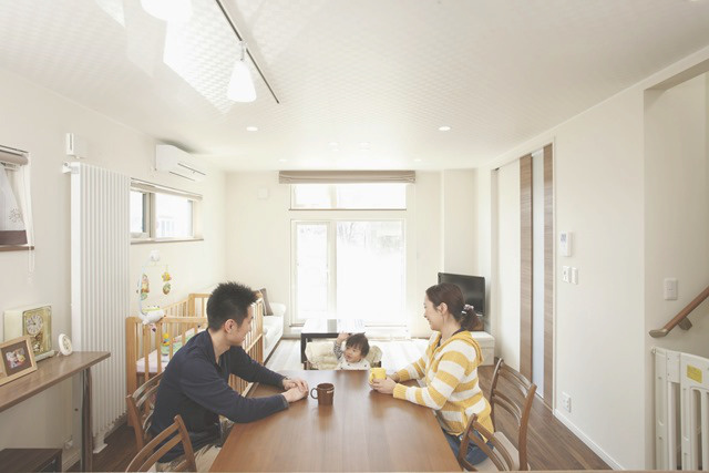 ダイニング： 南側の大きな窓からは 暖かな日差しがそそぎ、 日中は冬でも暖房いらず。