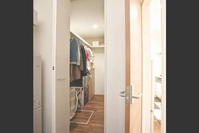 多目的収納： キッチン奥に設けた多目的収納には コートも掛けられて便利。