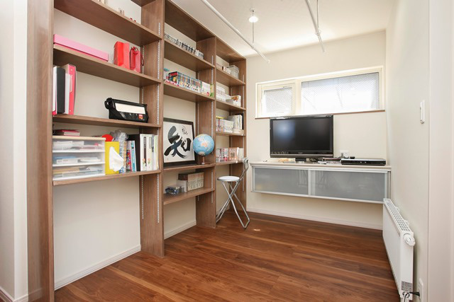 ファミリースペース： 2階ホールに本棚とＴＶ台を設けた フリースペース。 家族が自由な時間を楽しめます。