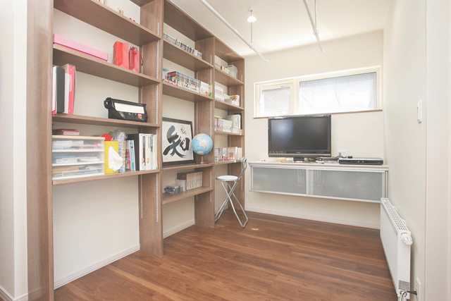 ファミリースペース： 2階ホールに本棚とＴＶ台を設けた フリースペース。 家族が自由な時間を楽しめます。