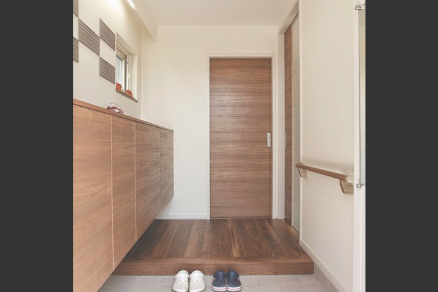 玄関： エコカラットタイルを 市松柄に貼り付けてアクセントに。