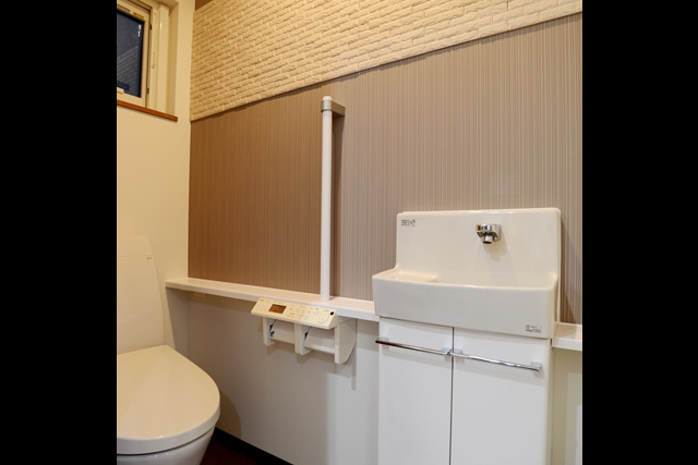 トイレ： コンパクトながら機能充実のトイレ。