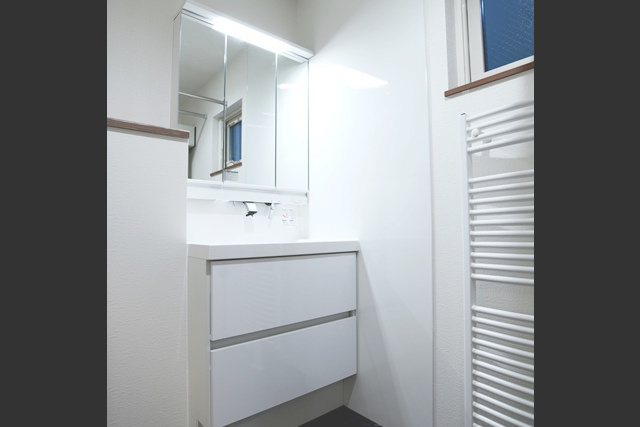 外観： 黒の金属サイディングとウッドの組合せで かっこよく仕上げた外観。