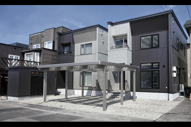 外観： 兄家族と敷地を分け新築。 外観デザインを統一し、 カーポートも中央で共有しています。