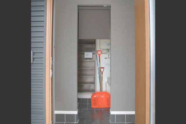 玄関2： 玄関のたたきには床暖房が入っており、 来客が帰る頃には靴がポカポカ。