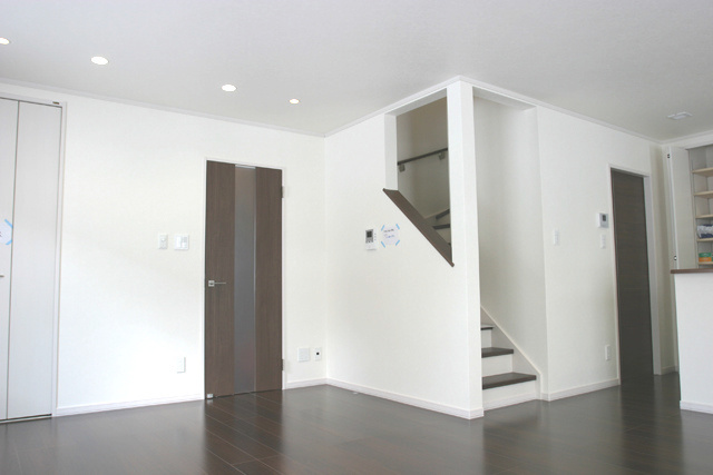 リビング： 階段の壁をオープンにしたことで、 開放感がアップ。