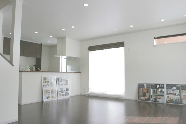 リビング2： 白とブラウンでまとめたリビング。 一部の窓を上部に持ってくることにより 家具のレイアウトも自由に。