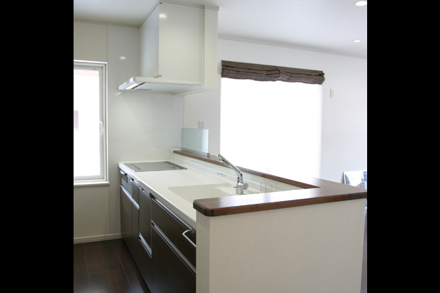 子供部屋： 長女の部屋は アクセントクロスでかわいらしく。