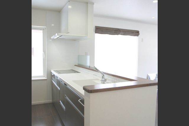 子供部屋： 長女の部屋は アクセントクロスでかわいらしく。