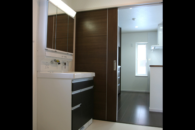 洗面化粧室～キッチン： 家事動線もばっちり。