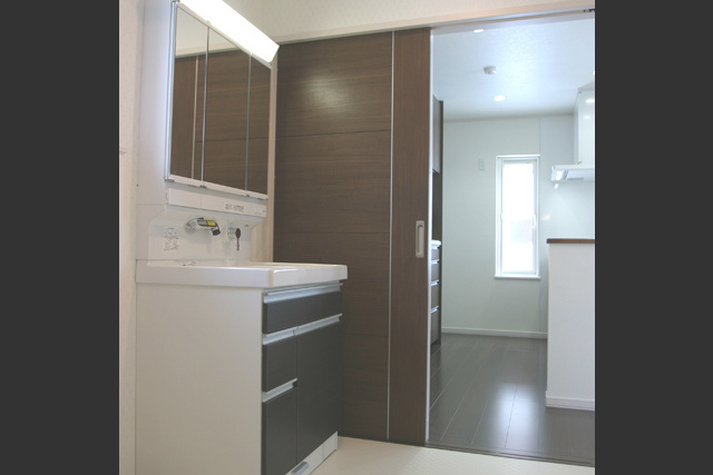 洗面化粧室～キッチン： 家事動線もばっちり。