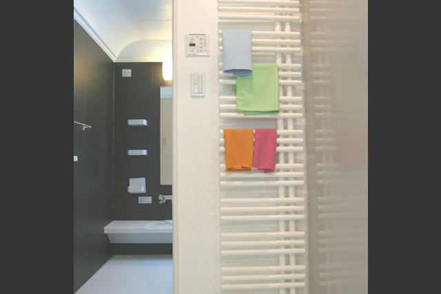 電気ヒーター： デザイン性もあるヒーターは、 タオルを掛けるのにちょうどいい。 乾きも早い！