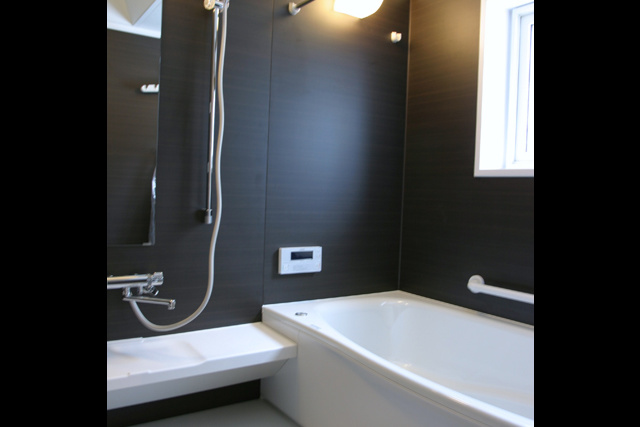 ユニットバス： 1.25坪のお風呂場は、 3人のお子さんがいても十分な広さ。