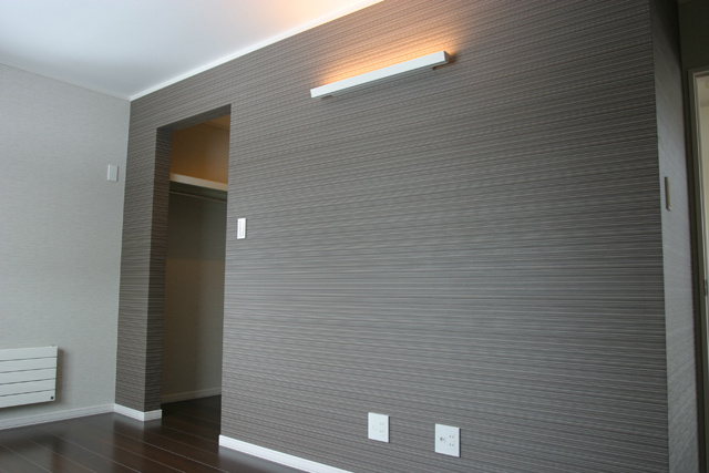 寝室： 落ち着き感のある、 カッコいい空間になりました。 奥はウォークインクロゼット。