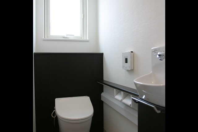 1階トイレ： 背面にタンクが収まっているので 見た目スッキリ。 家族以外も使う1階のトイレには 手洗いカウンターがあると便利。