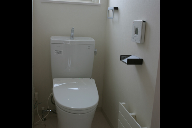 2階トイレ： アクセントウォールに 花柄のクロスを選びました。 主張しすぎず、品が感じられる柄。