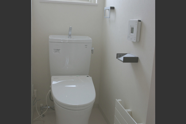 2階トイレ： アクセントウォールに 花柄のクロスを選びました。 主張しすぎず、品が感じられる柄。