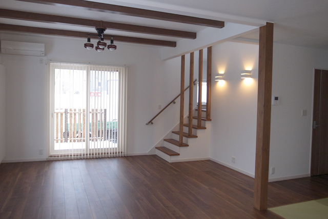 リビング： 階段木製スリットでアクセント