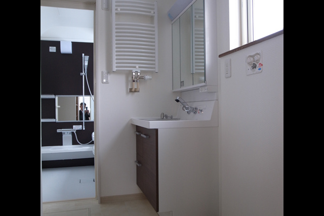 洗面室： タオルを掛けられる暖房完備