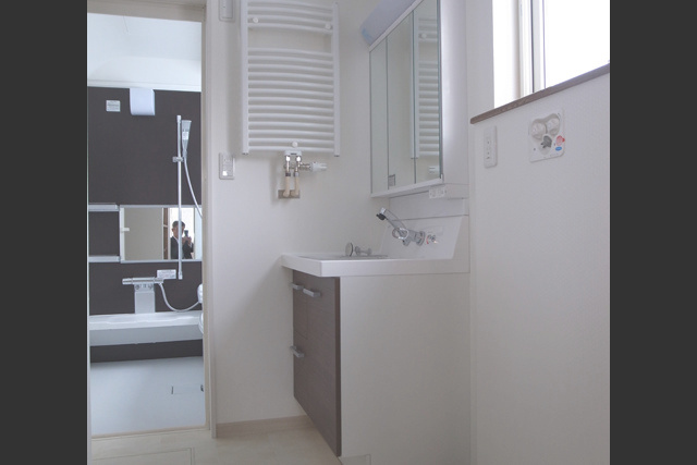 洗面室： タオルを掛けられる暖房完備