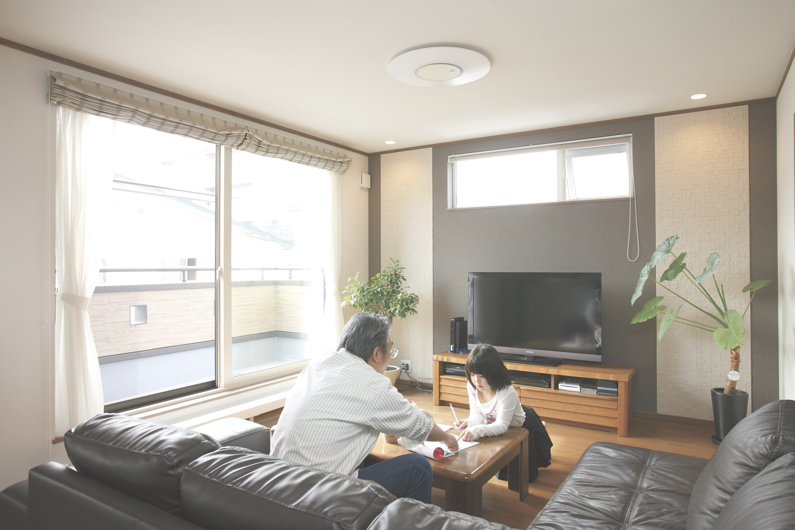 LDK①: ＴＶ裏の壁はエコカラットタイルと クロスでアクセント。