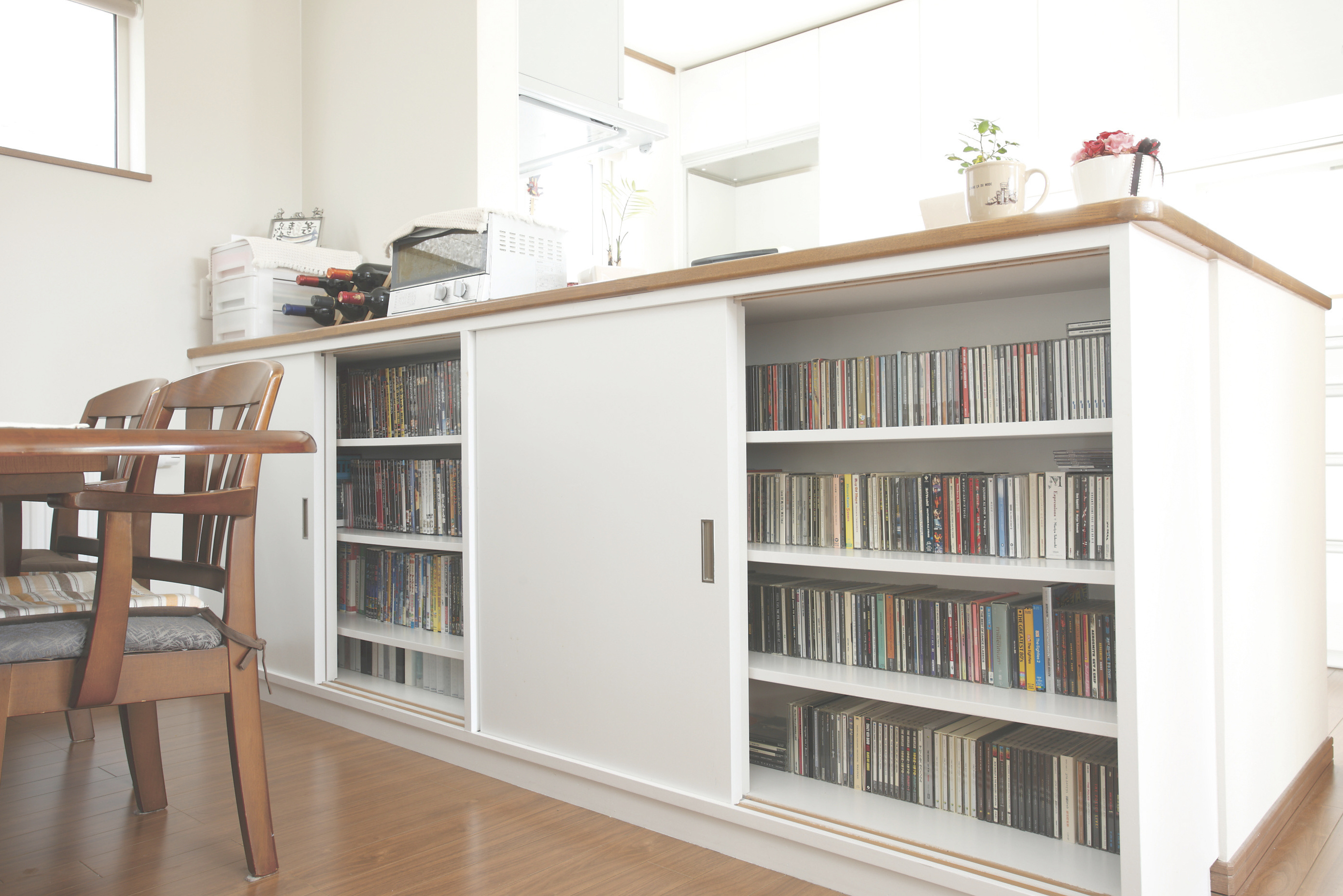 ＣＤ収納： キッチンカウンターの奥行を活かし ＣＤやＤＶＤの収納を造作。