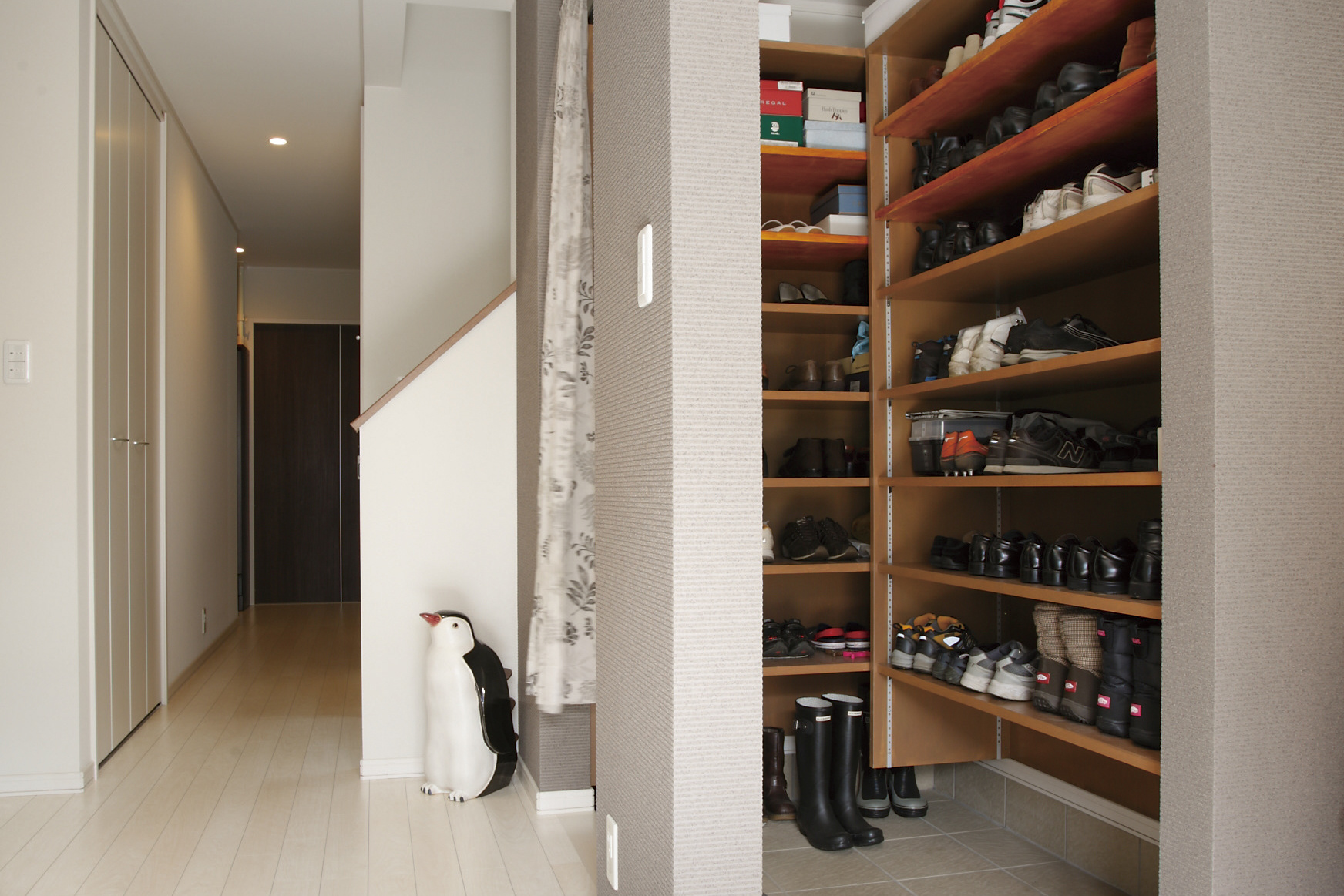 玄関： 二世帯分の靴もすっきり収まる シューズクローク。