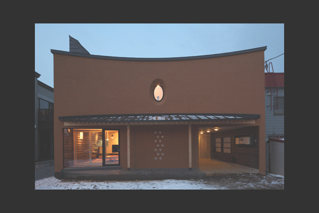 楕円窓を中心にシンメトリーな 外観屋根上部に採光窓