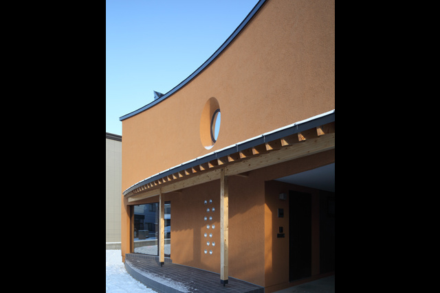 楕円窓を中心にシンメトリーな 外観屋根上部に採光窓