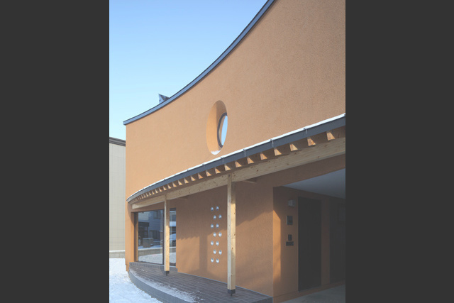 楕円窓を中心にシンメトリーな 外観屋根上部に採光窓